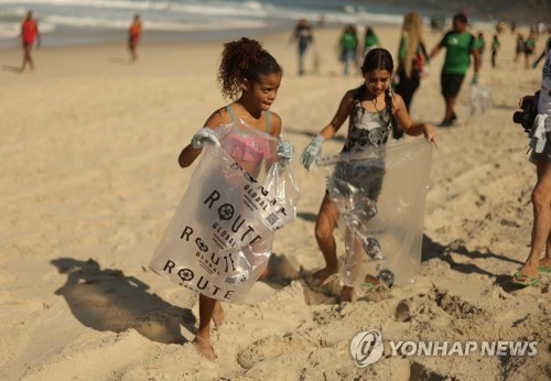 '세계 해양의 날'…브라질 사오 콘라도 해변 쓰레기 수거 캠페인