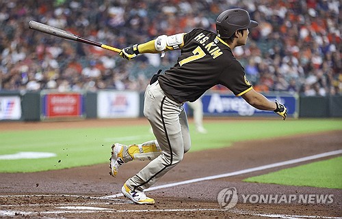 Padres' Kim Ha-seong pushes hitting streak to 15, steals career