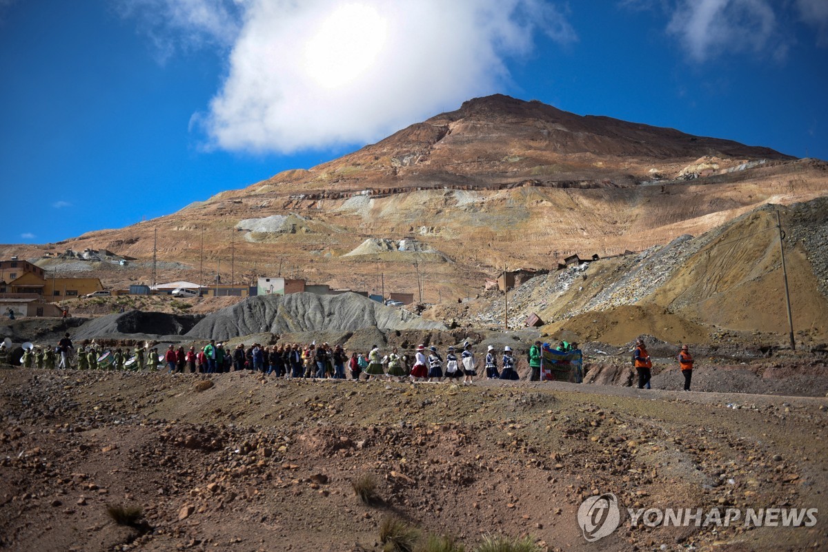 지난달 27일(현지시간) 볼리비아 광산에서 열린 광부 카니발 전통 의식