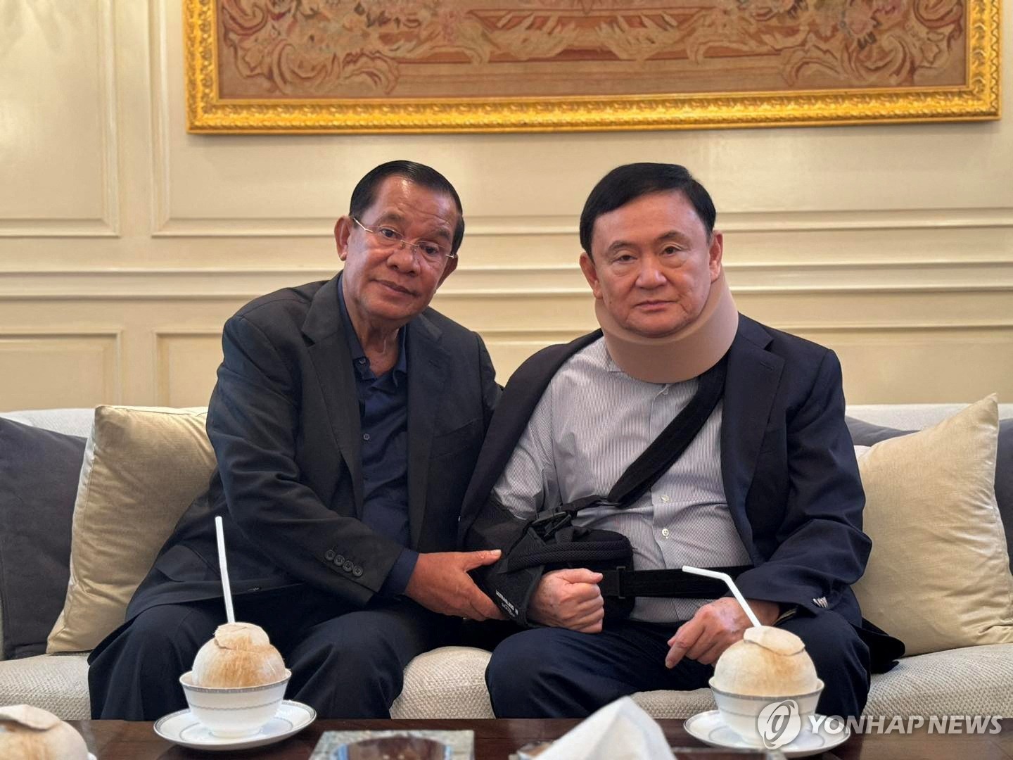 훈센(왼쪽) 전 캄보디아 총리와 탁신 전 태국 총리