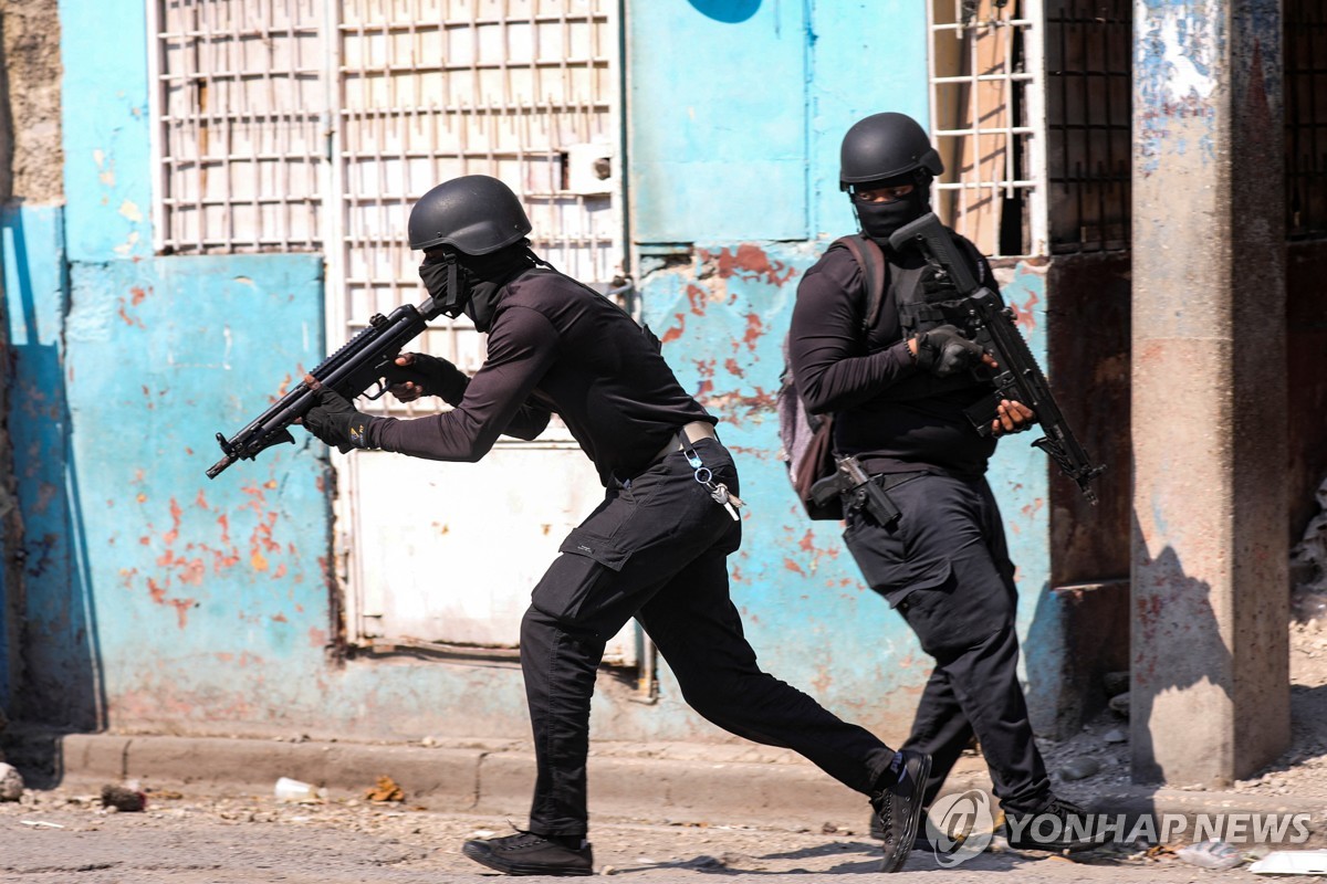교도소 주변에서 교전 대비하는 아이티 경찰관