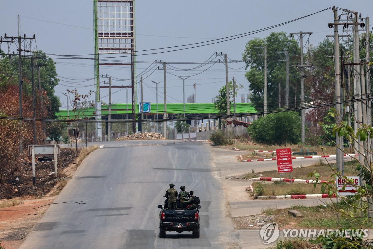 순찰하는 미얀마 반군