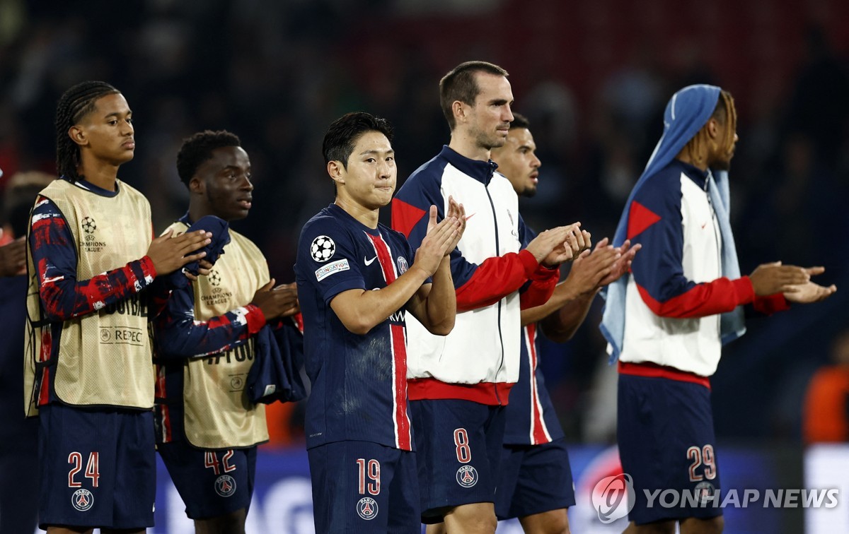 경기 마치고 동료들과 함께 박수치는 이강인