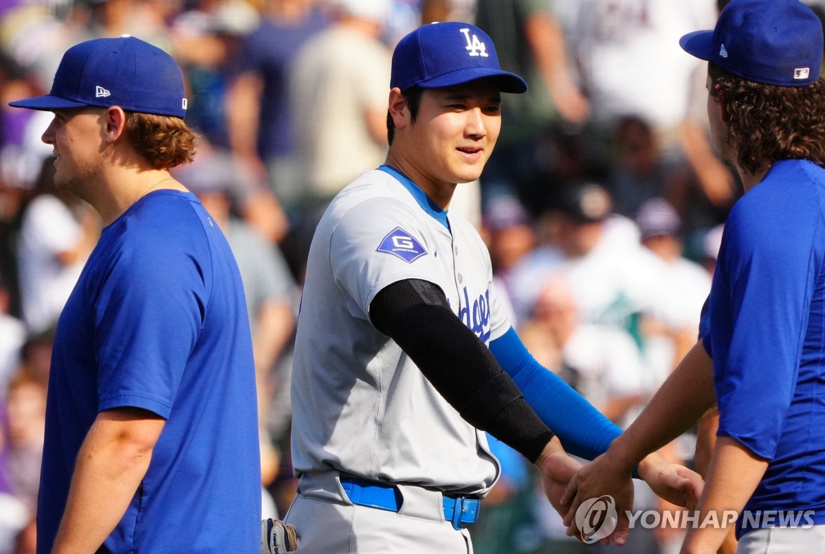 정규리그 최종전 마치고 동료와 인사하는 오타니