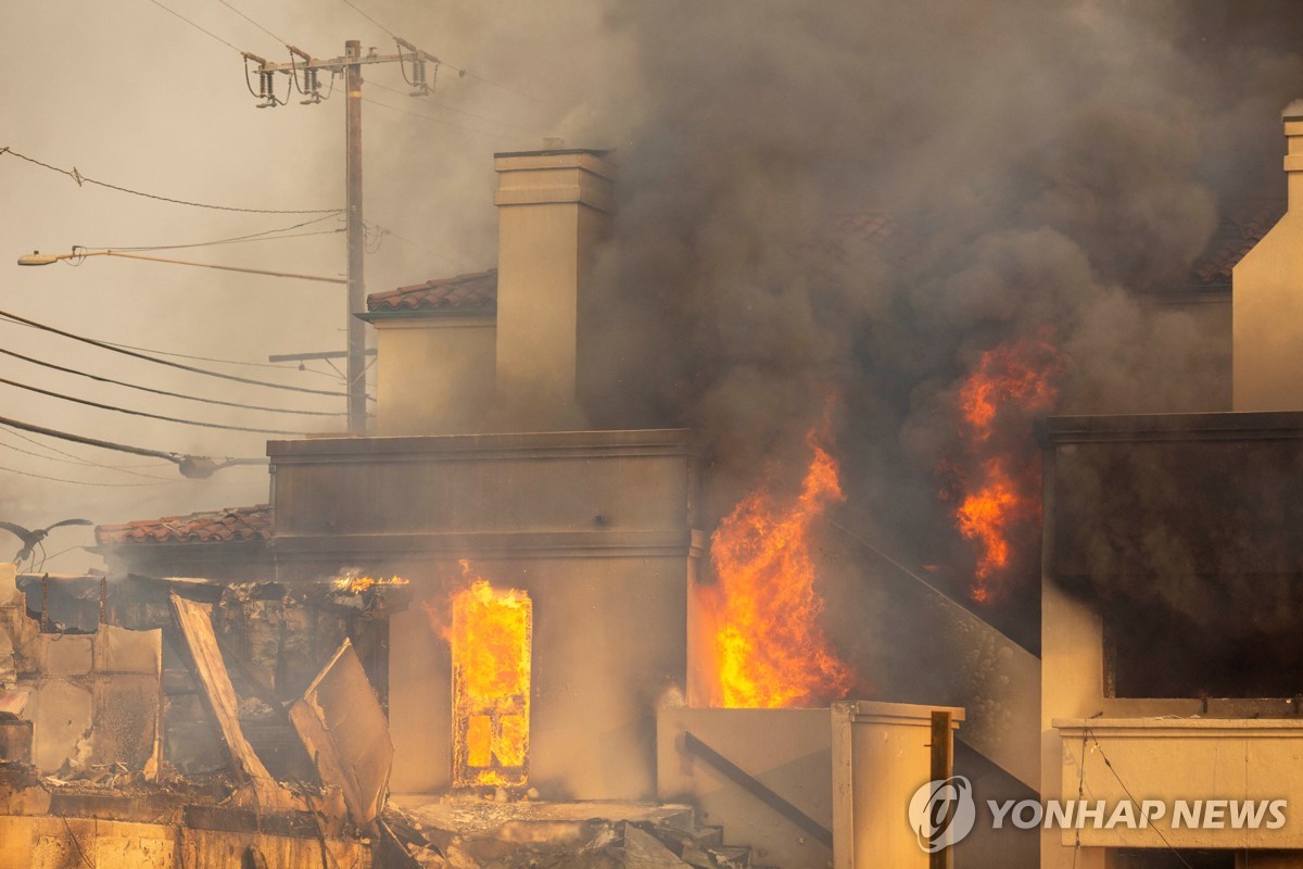 불에 타고 있는 건물들