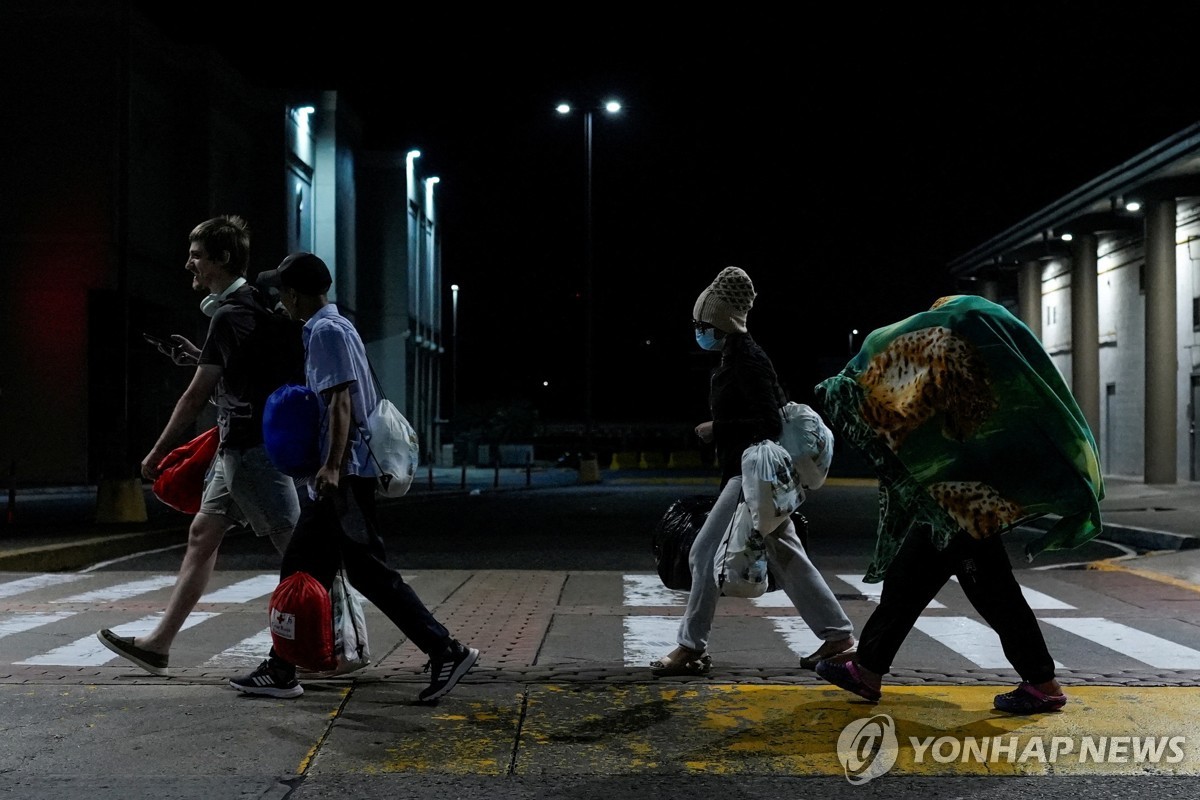 9일(현지시간) 파나마 내 임시 거처로 이동하는 美추방 불법 이민자