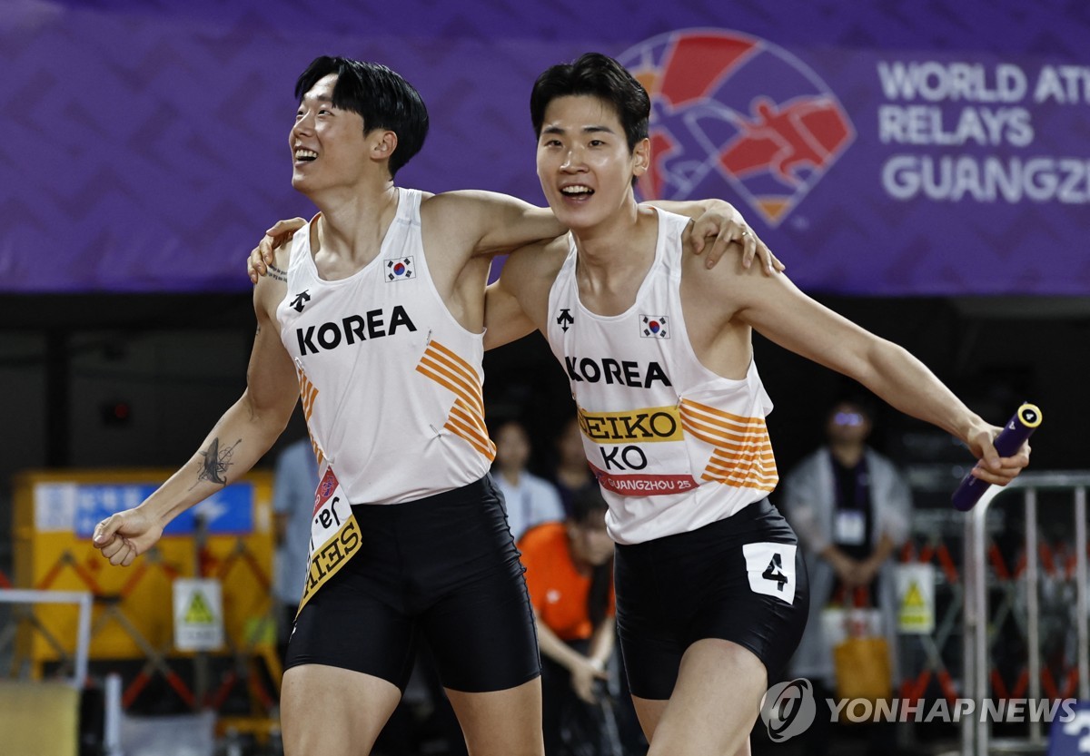 한국 신기록 세우고 기뻐하는 한국 남자 400ｍ 계주팀