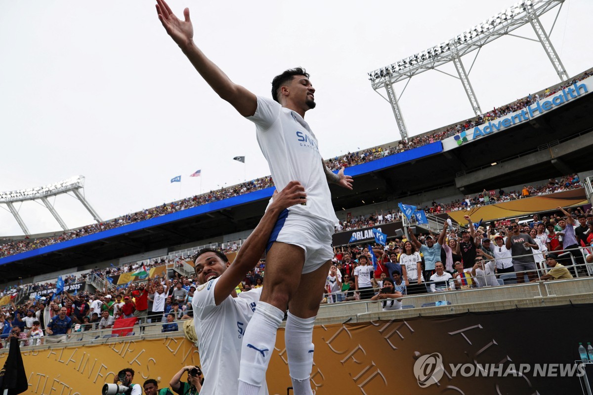 알힐랄의 마르쿠스 레오나르두(오른쪽)가 동점골을 터트린 뒤 세리머니하고 있다.