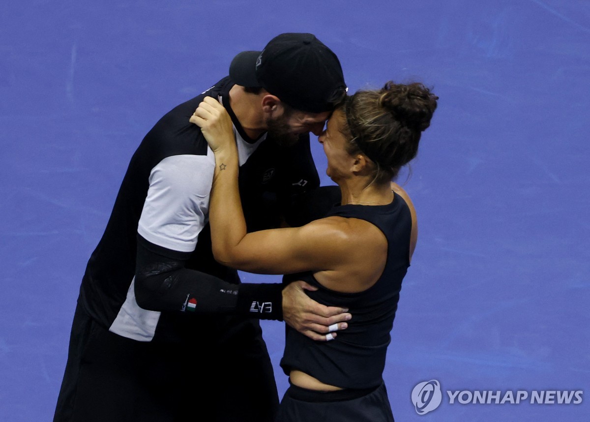 기뻐하는 바바소리와 에라니