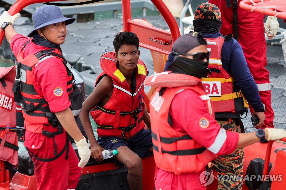 침몰한 로힝야족 난민선의 생존자