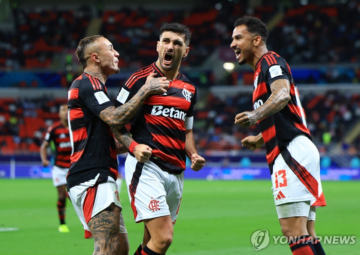 추가 골 넣고 포효하는 플라멩구의 다닐루(가운데),