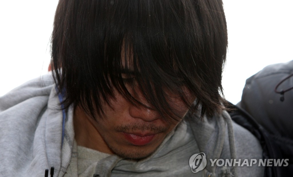 경찰이 10일 연행하면서 공개한 여중생 살해 피의자 김길태