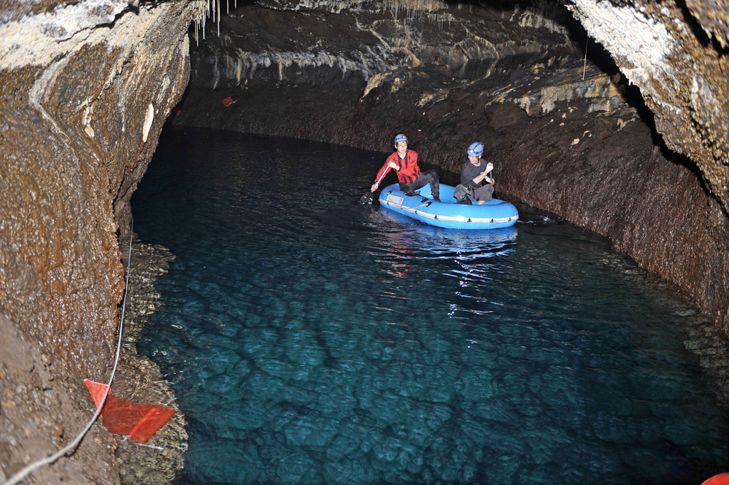 제주 용천동굴의 호수