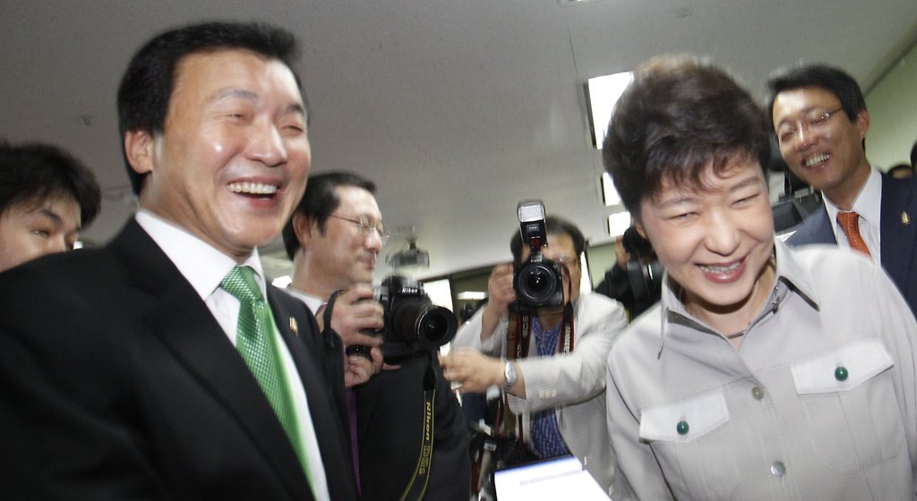 강원도 인제군수 재선거 유세대결을 펼치는 민주당 손학규 대표와 한나라당 박근혜 전 대표(자료사진)