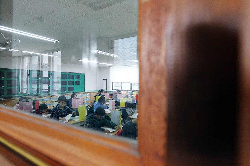 서울의 한 초등학교 학생들이 수업을 듣고 있는 모습.(자료사진)