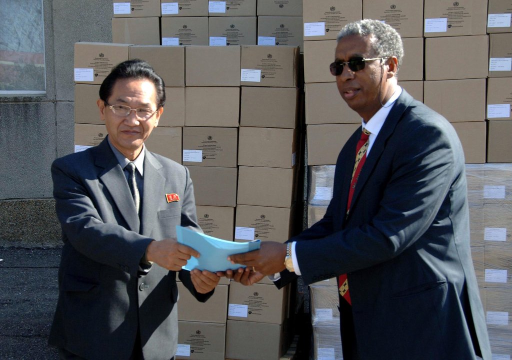 지난 2012년 WHO가 北보건성에 의약품 기증하는 모습