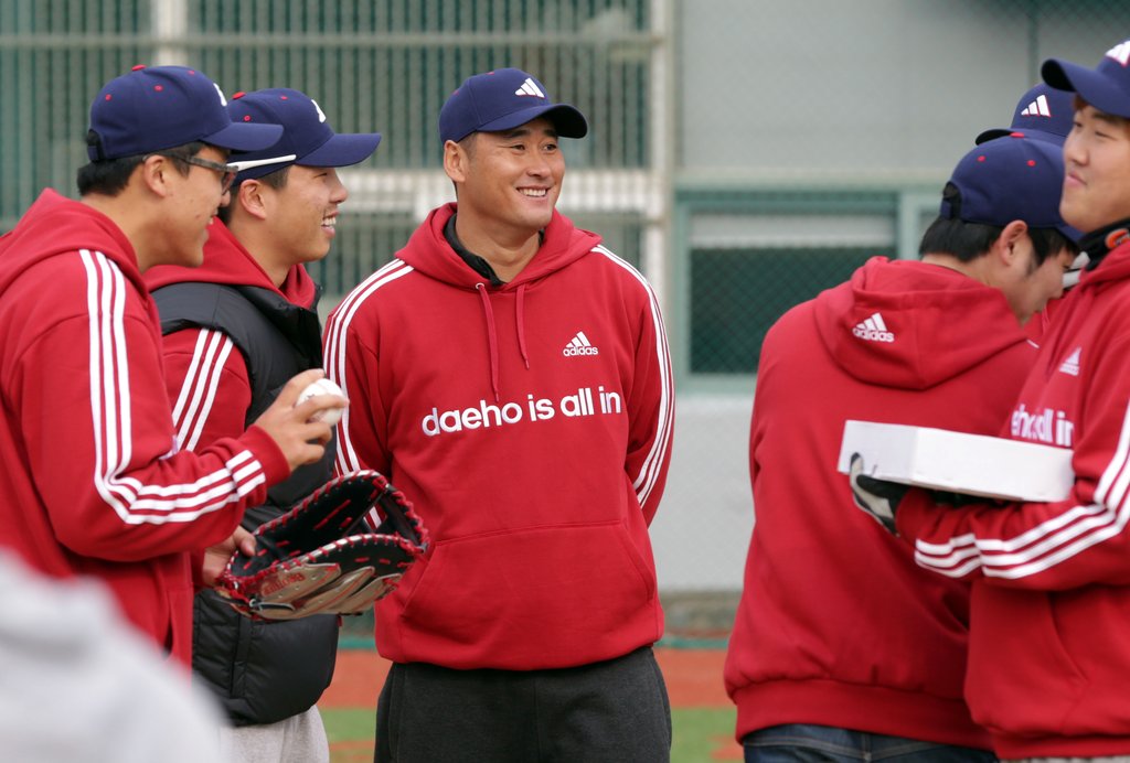  2012년 부산에서 초등생 야구캠프 참가한 백차승 [연합뉴스 자료사진]