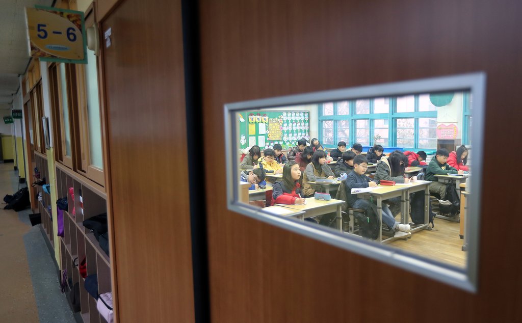 서울지역 한 초등학교 학생들이 수업을 듣고 있다. (연합뉴스 자료사진)