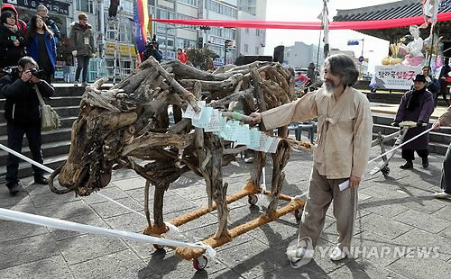 "봄 햇살 맞으며 밭을 갈아보세!"