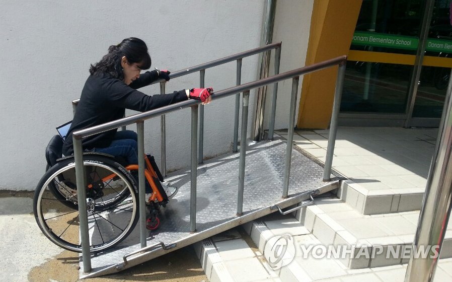 이동약자들 "휠체어 경사로·영화관 관람석 더 좋아졌으면"
