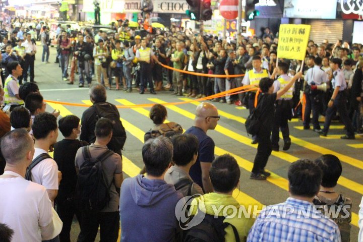 홍콩시위대, 시위캠프 철거지역 부근 거리행진