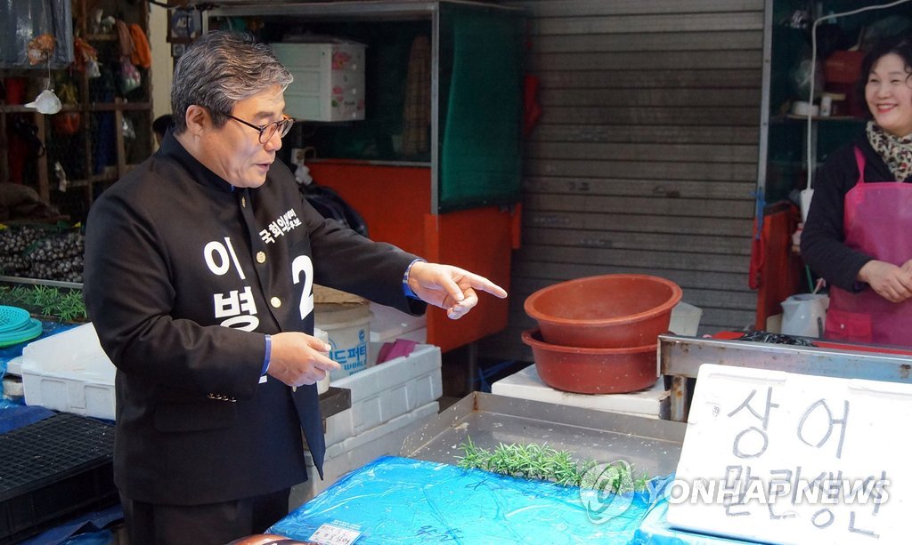 교복입은 총선 후보 | 연합뉴스