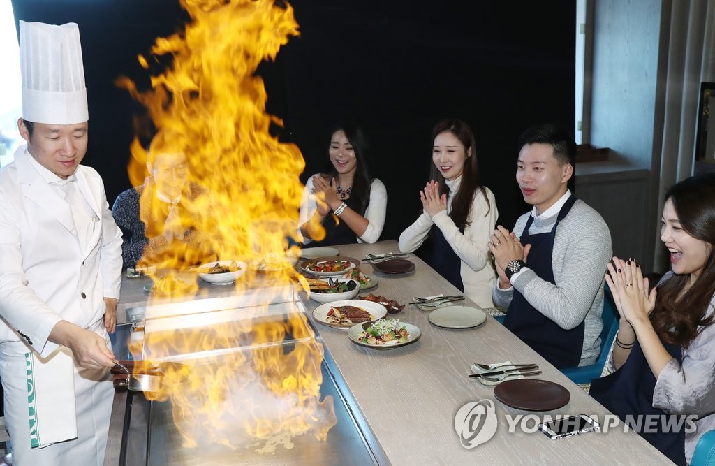 불쇼 보며 철판요리 즐기세요 | 연합뉴스