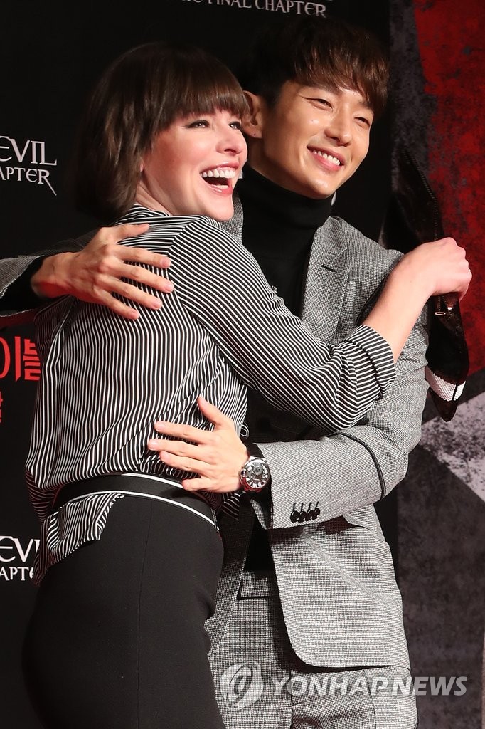 Actors Milla Jovovich and Lee Jun-Ki attend the Seoul premiere for News  Photo - Getty Images
