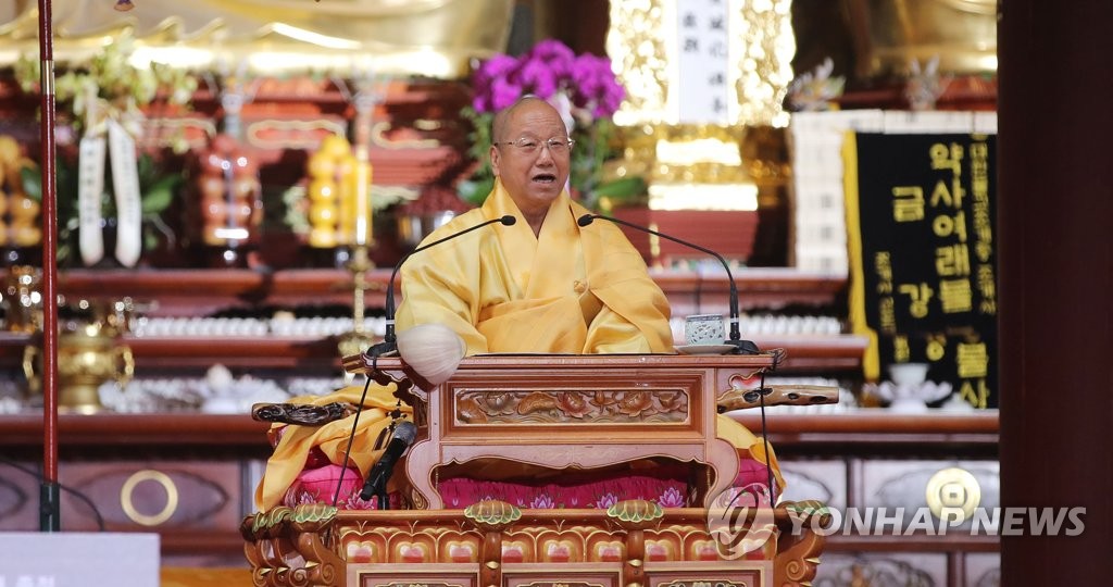 In this file photo, Ven. Jinje gives a sermon at the Jogye Temple in Seoul on March 27, 2017, after he started his second term as the head of South Korea's largest Buddhist order of Jogye. (Yonhap)