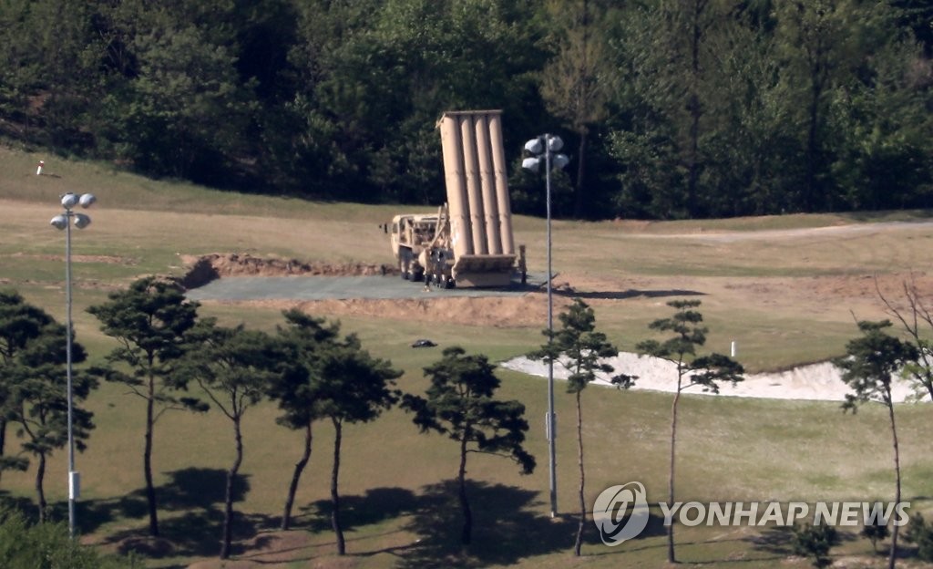지난 1일 오후 경북 성주군 성주골프장에 사드 발사대가 하늘을 향하고 있다.