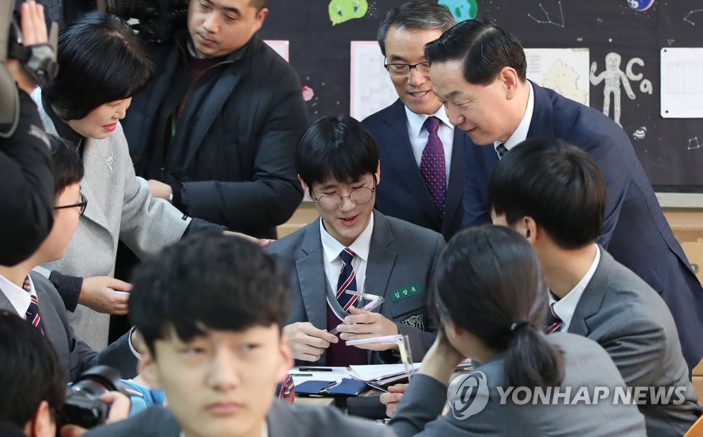 고교학점제 우수학교 수업 참관하는 김상곤 부총리 | 연합뉴스