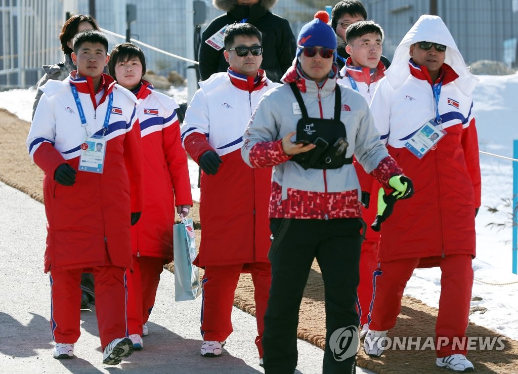 朝鲜越野滑雪队检查比赛场地