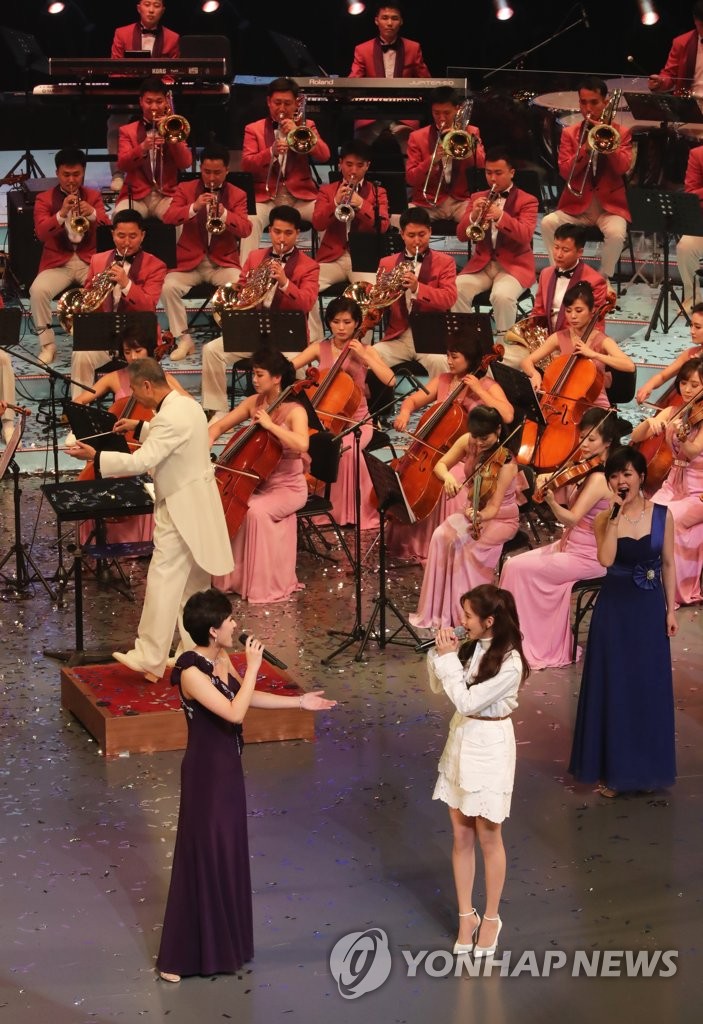 少女時代のソヒョン　北朝鮮芸出団と共演