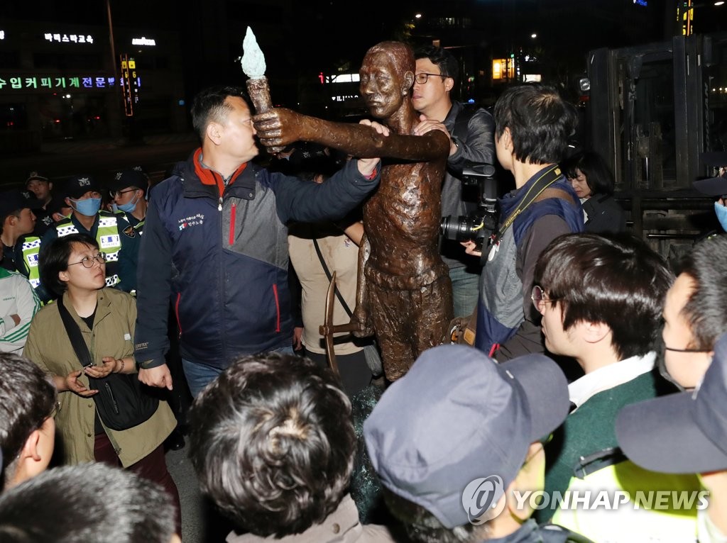 ４月３０日夜、市民団体が釜山の日本総領事館前に像を設置しようと試みたが警察に阻止された＝（聯合ニュース）