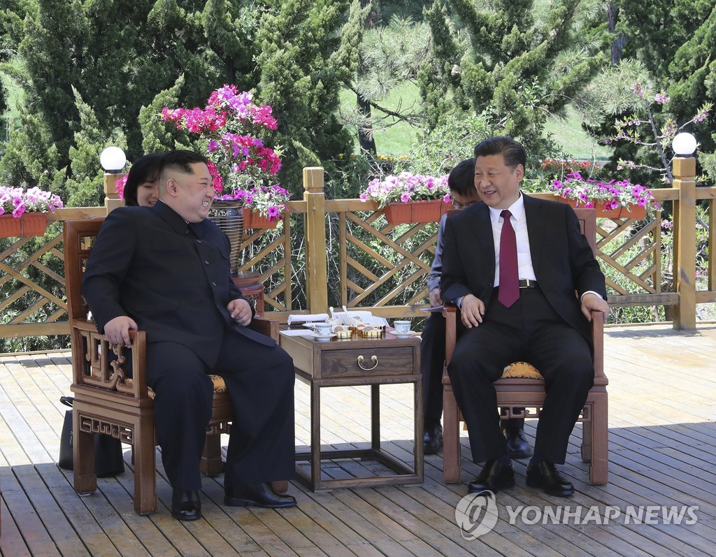 다롄서 회동하는 김정은과 시진핑