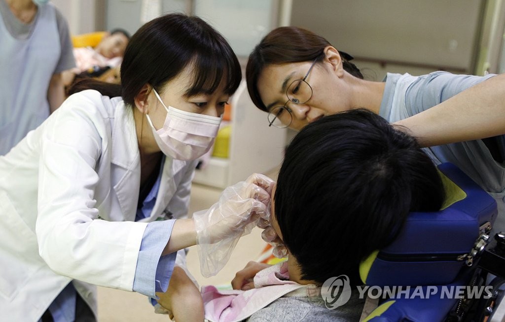 중증장애시설서 봉사하는 대전성모병원 의료진