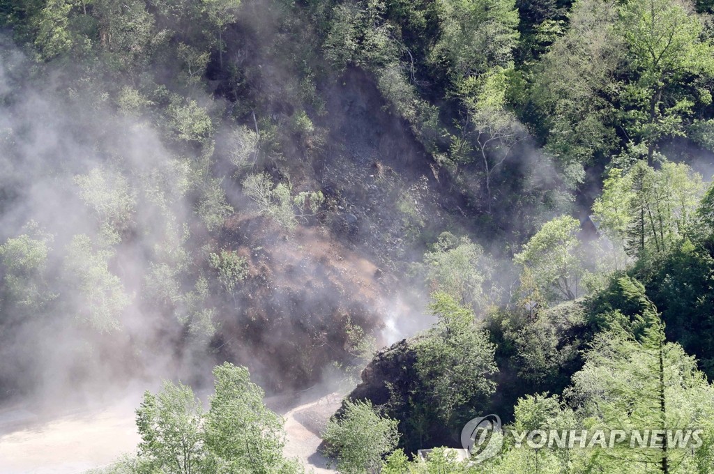 Esta foto de archivo, tomada el 24 de mayo de 2018, muestra el trabajo de detonación en el sitio de pruebas nucleares de Punggye-ri, en Corea del Norte. (Foto del cuerpo de prensa. Prohibida su reventa y archivo)