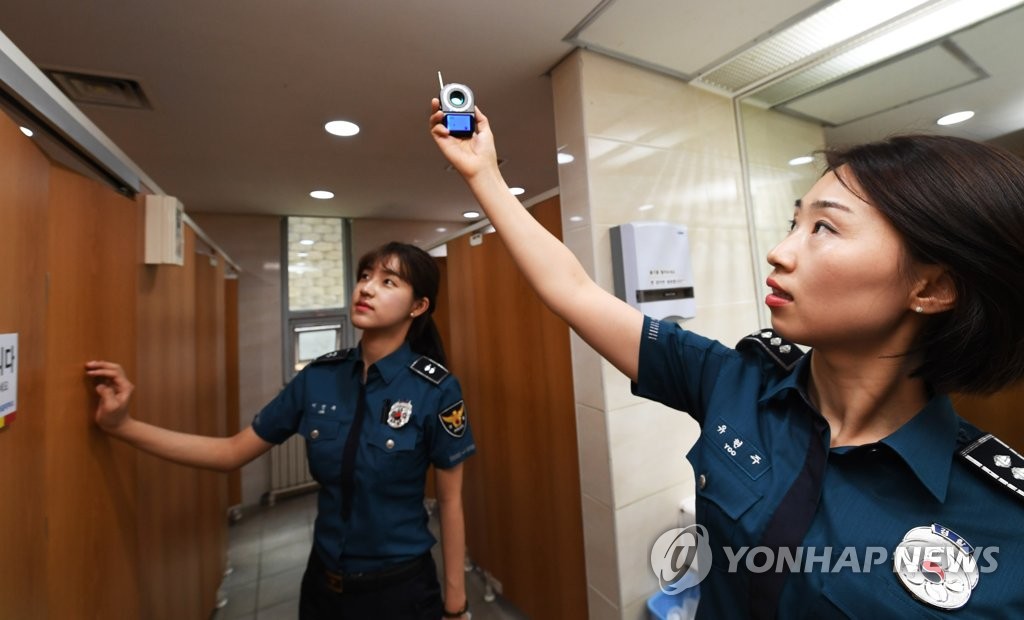 탐지기를 이용해 불법 촬영 기기를 검색하고 있는 여성 경찰들