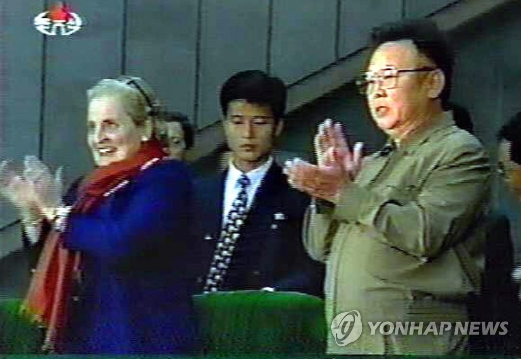 North Korean leader Kim Jong-il (R) claps as he watches mass games at a stadium in Pyongyang in 2000 in this image captured from North Korea's Korean Central TV Broadcasting Station. At left is U.S. Secretary of State Madeleine Albright. (For Use Only in the Republic of Korea. No Redistribution) (Yonhap)