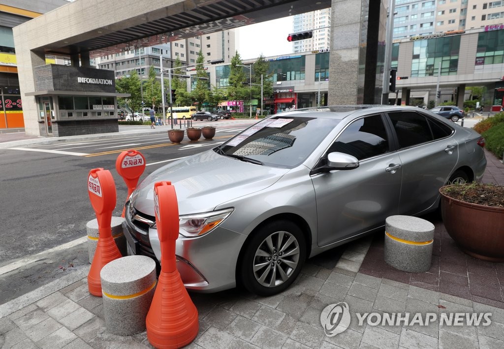 2018년 송도국제도시 아파트에 방치된 캠리 승용차 