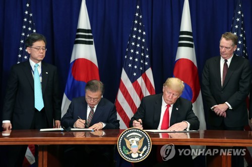 In the file photo, taken Sept. 25, 2018, South Korean President Moon Jae-in (2nd from L) and U.S. President Donald Trump (2nd from R) sign a revision to the Korea-U.S. free trade agreement during Moon&apos;s trip to New York. (Yonhap)