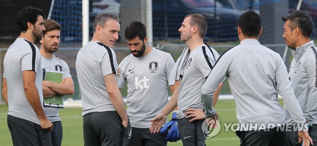 This file photo, taken on Nov. 19, 2018, shows South Korea national football team head coach Paulo Bento (3rd from L) and his coaching staff during training in Brisbane, Australia. (Yonhap)