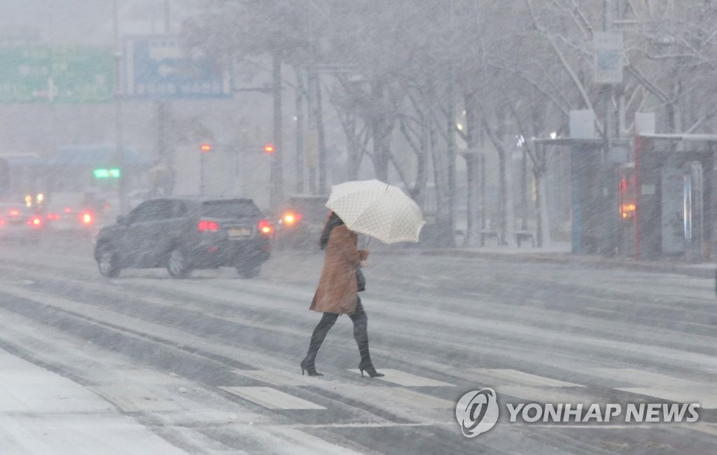 Heavy first snow arrives in Seoul Yonhap News Agency