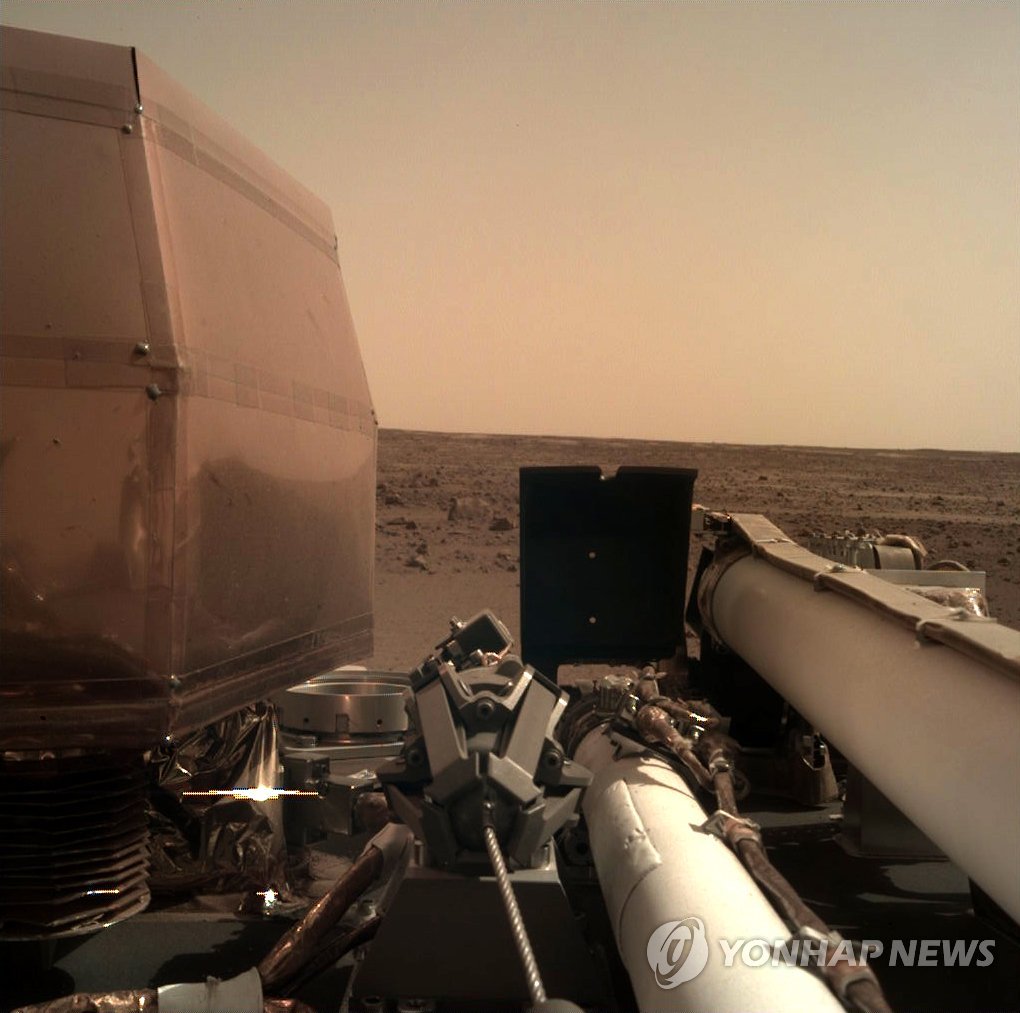 '인사이트'가 보내온 화성 표면 모습