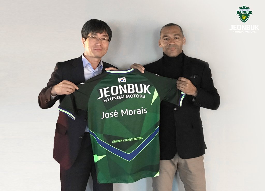 In this photo provided by Jeonbuk Hyundai Motors football club on Nov. 29, 2018, Jose Morais (R), new head coach for the K League 1 club, holds the club's jersey with Jeonbuk's general manager, Baek Seung-kwon. (Yonhap)