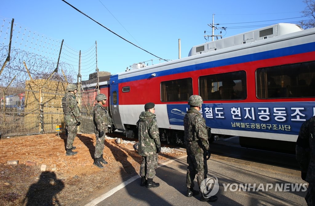 先月３０日、韓国側調査団を乗せた列車がソウル北方の京畿道・坡州の非武装地帯（ＤＭＺ）内にある京義線鉄道ゲートを通過し、北朝鮮側に入った（写真共同取材団）＝（聯合ニュース）