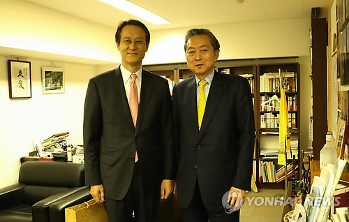 李氏（左）と鳩山氏（在日韓国大使館提供）＝３０日、東京（聯合ニュース）
