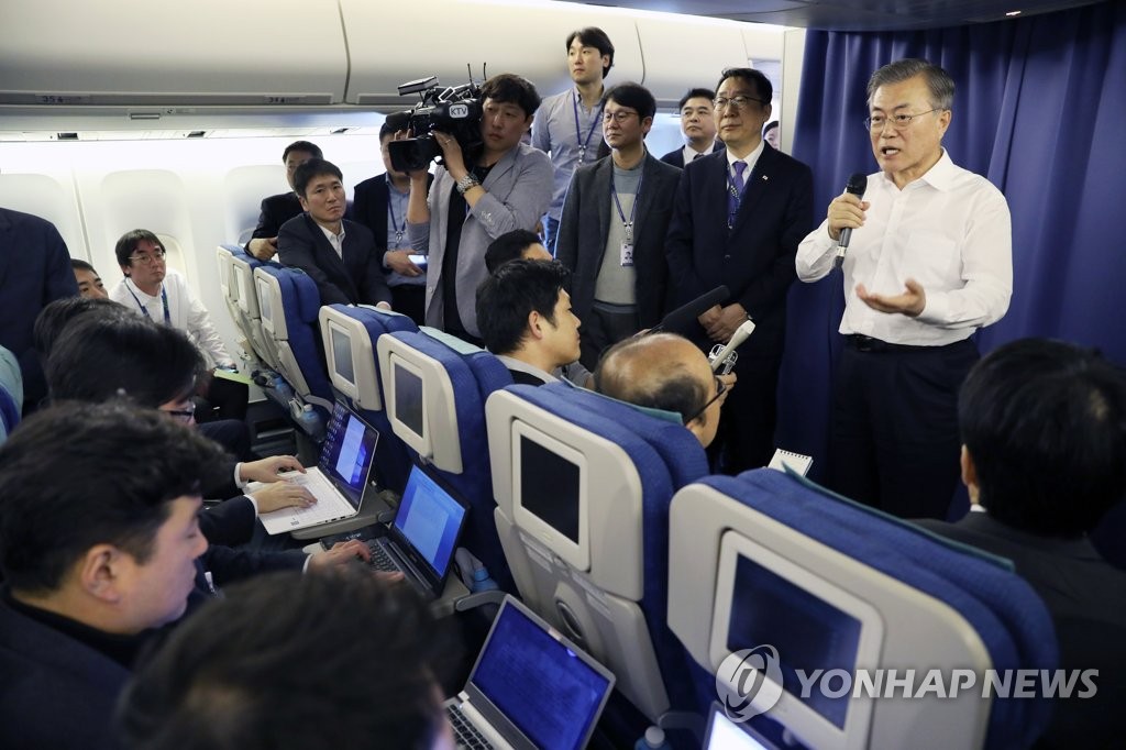 President Moon Jae-in (R, standing) speaks in a press conference held aboard the Air Force One shortly after his departure from Argentina on Dec. 1, 2018. The South Korean president was on his way to New Zealand where he was set to make a three-day state visit. (Yonhap)