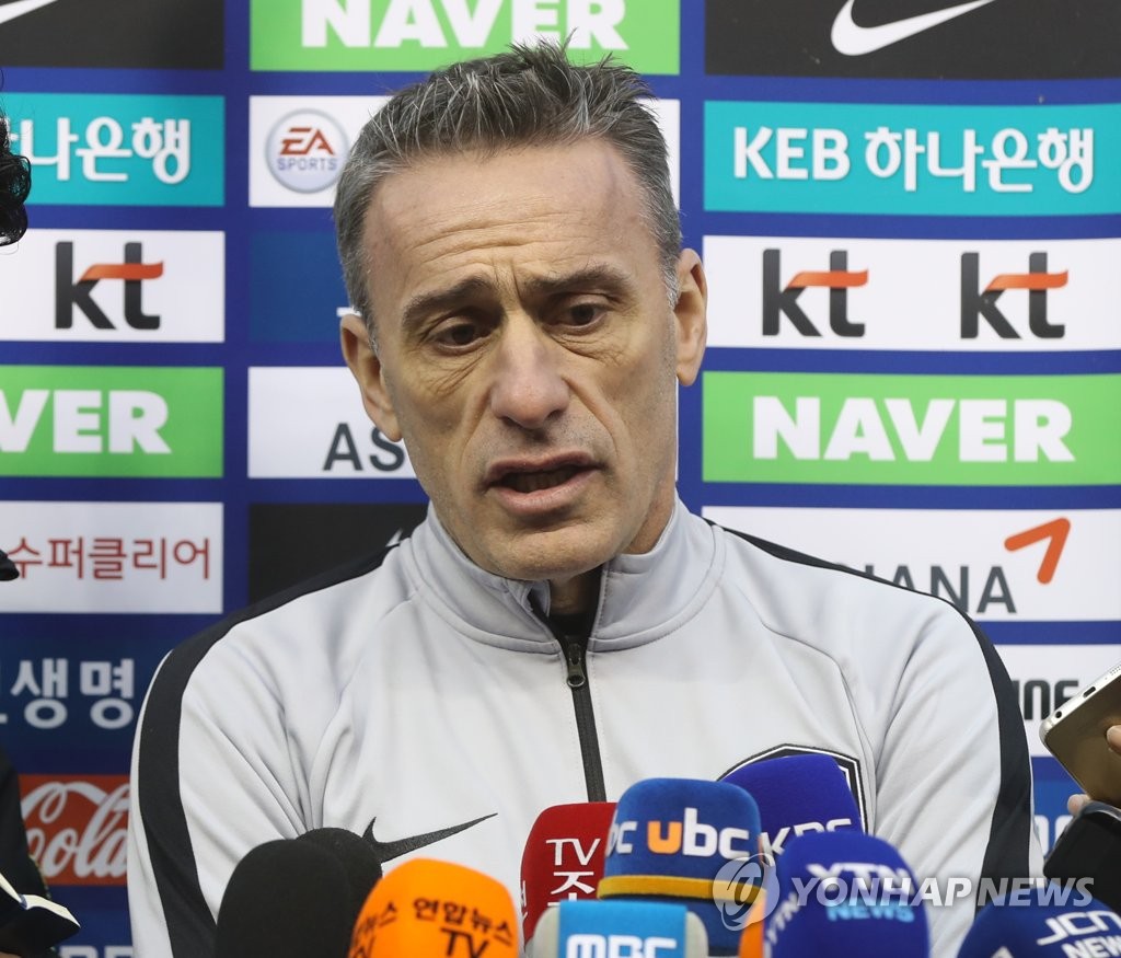 South Korea national football team head coach Paulo Bento speaks to reporters ahead of training at Ulsan Stadium in Ulsan on Dec. 11, 2018. (Yonhap)