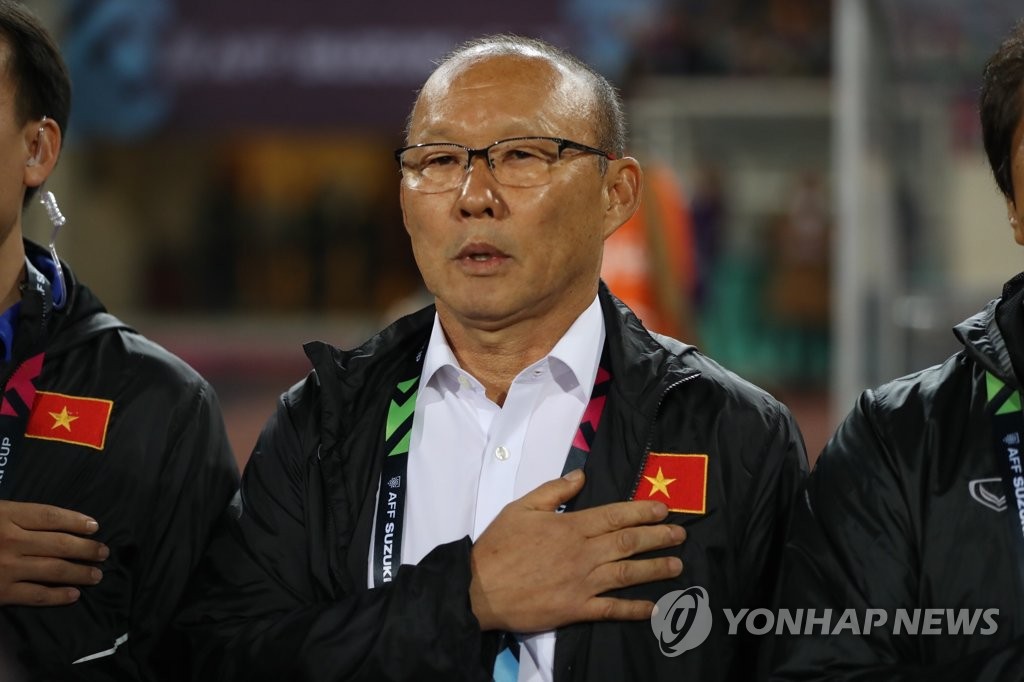 국민의례하는 박항서 감독